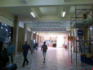 Anunţ despre taximetrişti în Gara de Nord. Foto cu telefonul: Călin Hera