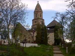 Biserica Densuş, cea mai veche de pe teritoriul României şi unul dintre cele mai stranii monumente, văzută primăvara. Foto cu telefonul: Călin Hera