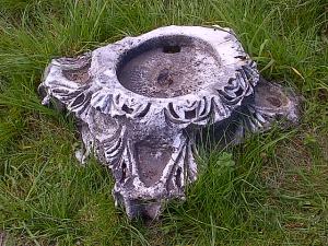 Bază de coloană adusă probabil de la Ulpia Traiana Sarmizegetusa în curtea Bisericii Densuş. Foto cu telefonul: Călin Hera