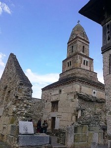 Biserica Densuş, cea mai veche de pe teriotoriul României şi unul dintre cele mai stranii monumente, văzută primăvara. Foto cu telefonul: Călin Hera