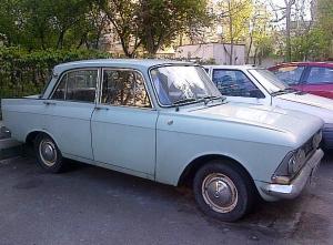 Vedere din Bucureşti. Moskvici între blocuri. Foto cu telefonul: Călin Hera