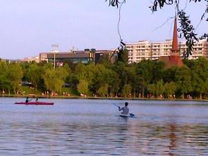 Vedere din Bucureşti. În caiac pe lacul IOR. Foto cu telefonul: Călin Hera