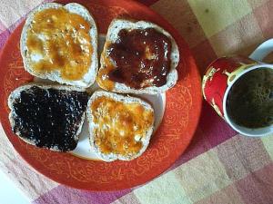 Mic dejun. Fotografie pentru Facebook. Foto cu telefonul: Călin Hera