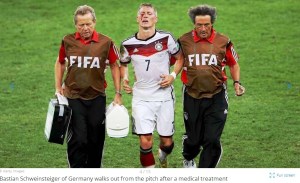 Bastian Schweinsteiger iese puţin de pe teren, cu obrazul plin de sânge. Sursa foto: fifa.com