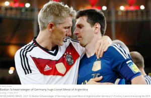 Schweinsteiger îl consolează pe Messi. Sursa foto: fifa.com