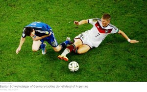 Schweinsteiger face o alunecare. Sursa foto: fifa.com