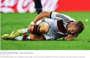 Schweinsteiger se resimte după un fault. Sursa foto: fifa.com
