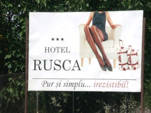 Panou publicitar la ieşirea din Hunedoara, prin care se face reclamă hotelului Rusca. Foto: Călin Hera