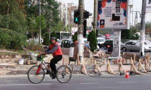 Vechile borduri de la Rond Baba Novac sunt înlocuite de altele noi, mai înalte. Foto: Călin Hera