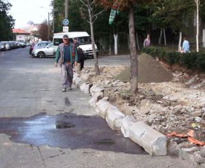 Vechile borduri de la Rond Baba Novac sunt înlocuite de altele noi, mai înalte. Foto: Călin Hera