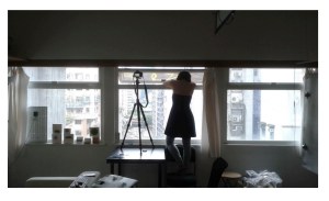 Chloe Cheuk privind protestele din Hong Kong de la fereastra studioului 