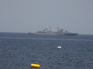 Vedere de la mare. Navă de război în larg, în dreptul Constanţei. Foto: Călin Hera