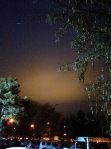 Vedere din Bucureşti. Cer galben la graniţa dintre  Sectoarele 2 şi 3. Foto (cu telefonul) Călin Hera