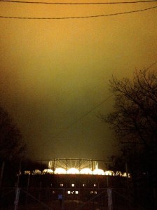 Vedere din Bucureşti. Arena Naţională aruncă pe cer lumini trăzite. Foto (cu telefonul): Călin Hera