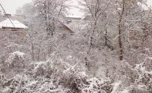 Vedere din Hunedoara, de la o fereastră, în vreme de iarnă. Foto (cu telefonul): Călin Hera