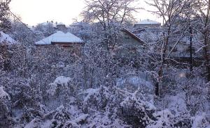 Vedere din Hunedoara, de la o fereastră, în vreme de iarnă. Foto (cu telefonul): Călin Hera