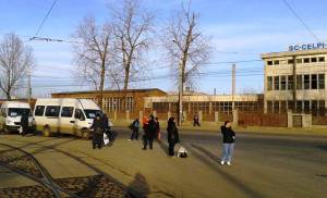 Vedere din Bucureşti. Aştptând o ocazie la capătul lumii - Staţia RATB CFR Progresul. Foto cu telefonul: Călin Hera