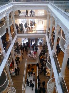 Vedere din Bucureşti. Noua librărie Cărtureşti, strada Lipscani. Foto (cu telefonul) : Călin Hera