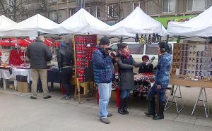 Vedere din Bucureşti. O echipă Realitatea TV intervievează oameni care cumpără mărţişoare în Piaţa Romană. Foto cu telefonul Călin Hera