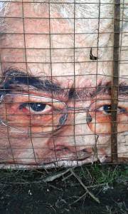 Vedere din Bucureşti. Bărbosul din Zilele Babelor, de la staţia CFR Progresul. Foto cu telefonul: Călin Hera