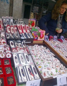 Vedere din Bucureşti. Tarabă cu mărţioare la Piaţa Romană. Foto cu telefonul: Călin Hera