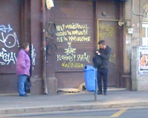 Vedere din Bucureşti. Cine este magicianul de la interscţia Pache - Moşilor? Foto cu telefonul: Călin Hera