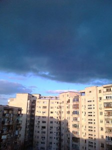 Vedere din Bucureşti. Cerul înnorat deasupra noastră, într-o după-amiază de martie, înainte de eclipsă. Foto cu telefonul: Călin Hera