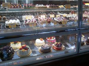 Vedere din Ploieşti. Probabil cea mai bună cofetărie din oraş, cu probabil cele mai bune şi mai ieftine prăjituri din afara arcului carpatic (latura sudic-meridională). Foto cu telefonul: Călin Hera