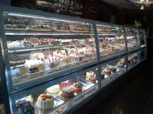 Vedere din Ploieşti. Probabil cea mai bună cofetărie din oraş, cu probabil cele mai bune şi mai ieftine prăjituri din afara arcului carpatic (latura sudic-meridională). Foto cu telefonul: Călin Hera