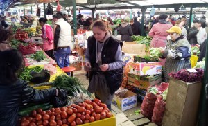 Vedere din Bucureşti. La Piaţa Râmnicu Sărat, înainte de Paşte. Foto: Călin Hera (cu telefonul)