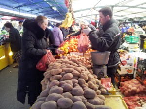 Vedere din Bucureşti. La Piaţa Râmnicu Sărat, înainte de Paşte. Foto: Călin Hera (cu telefonul)