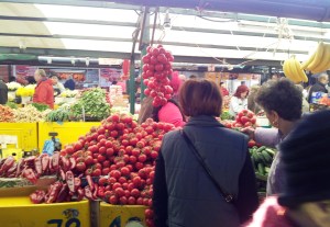 Vedere din Bucureşti. La Piaţa Râmnicu Sărat, înainte de Paşte. Foto: Călin Hera (cu telefonul)