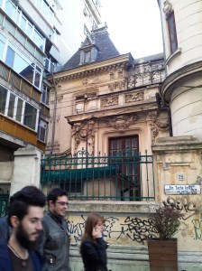 Vedere din București. De casa care i-a aparținut lui Take Ionescu a fost lipit un bloc. Foto cu telefonul: Călin Hera