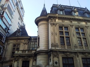 Vedere din București. Ferestrele vechii sere a casei Take Ionescu și turnul unde se afla sursa de apă. Foto cu telefonul: Călin Hera