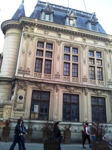 Vedere din București. De casa care i-a aparținut lui Take Ionescu a fost lipit un bloc. Foto cu telefonul: Călin Hera