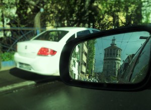 Vedere din București. Foișorul de foc văzut în oglinda retrovizoare. Foto cu telefonul: Călin Hera