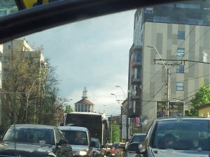 Vedere din București. Foișorul de foc văzut în oglinda retrovizoare. După alte câteva minute. Foto cu telefonul: Călin Hera