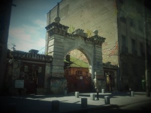 Vedere din București. Poarta mea preferată de pe bd. Mihail Kogălniceanu. Foto cu telefonul: Călin Hera