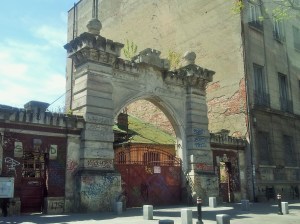 Vedere din București. Poarta mea preferată de pe bd. Mihail Kogălniceanu. Foto cu telefonul: Călin Hera