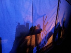 Vedere din București. Spectacol de lumini, umbre și culori pe un cort de lângă Sala Palatului. Foto cu telefonul: Călin Hera