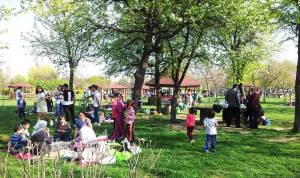 Vedere din Bucureşti. La picnic în parc, de Paşte. Foto cu telefonul: Călin Hera