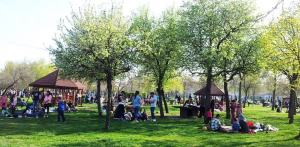 Vedere din Bucureşti. La picnic în parc, de Paşte. Foto cu telefonul: Călin Hera