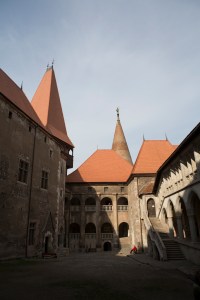 Vedere din Hunedoara. Curtea interioară a Castelului Corvinilor. Foto: Calin Hera