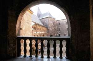 Vedere din Hunedoara. Vedere spre curtea interioară a Castelului Corvinilor. Foto: Remus Suciu