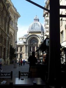 Vedere din București. Palatul CEC, văzut de pe terasa Carului cu Bere. Foto (cu telefonul): Călin Hera