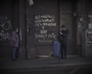 Vedere din București. Inscripția despre Magicianul negru-alb în profunzime. Foto cu telefonul: Călin Hera