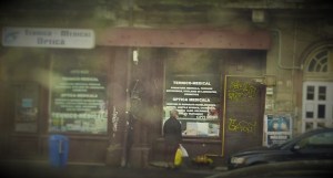 Vedere din București. Inscripția despre Magicianul negru-alb în profunzime, acoperită acum de afișe (detaliu). Foto cu telefonul: Călin Hera