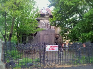 Vedere din București. Casă cu ieșiri pe Agricultori și Pache Protopopescu, lăsată să se prăbușească. Foto cu telefonul: Călin Hera