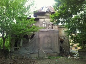 Vedere din București. Casă cu ieșiri pe Agricultori și Pache Protopopescu, lăsată să se prăbușească. Foto cu telefonul: Călin Hera