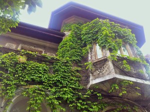 Vedere din București. Casă pe Pache Protopopescu. De vânzare (încă în picioare) - detaliu balcon deasupra troturarului. Foto cu telefonul: Călin Hera